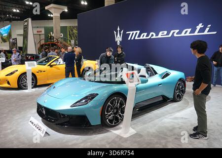 Los Angeles, USA. November 2025. Während einer Medienvorschau der Los Angeles Auto Show 2025 in Los Angeles, Kalifornien, USA, am 20. November 2025, sehen sich Menschen ein Fahrzeug an. Die Los Angeles Auto Show 2025 wurde hier am Freitag eröffnet und zeigt Hunderte von neuen Autos, Lkws, Hybriden und Elektrofahrzeugen führender globaler Automobilhersteller. Quelle: Zeng Hui/Xinhua/Alamy Live News Stockfoto