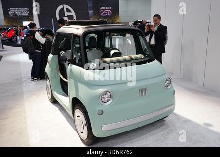 Los Angeles, USA. November 2025. Während einer Medienvorschau der Los Angeles Auto Show 2025 in Los Angeles, Kalifornien, USA, am 20. November 2025, sehen sich Menschen ein Fahrzeug an. Die Los Angeles Auto Show 2025 wurde hier am Freitag eröffnet und zeigt Hunderte von neuen Autos, Lkws, Hybriden und Elektrofahrzeugen führender globaler Automobilhersteller. Quelle: Zeng Hui/Xinhua/Alamy Live News Stockfoto