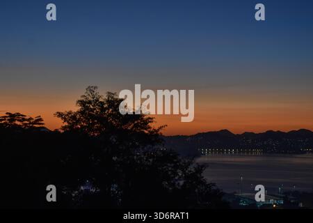 Rio de Janeiro Sonnenuntergang – leuchtende Fantasy-Farben über der Skyline der Stadt Stockfoto