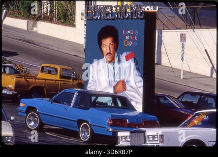 Eine Plakatwand aus dem Jahr 1986, die die Veröffentlichung des Albums „Dancing on the Cover“ von Lionel Richies bewirbt, ist auf dem Parkplatz von Tower Records im Sunset Strip in West Hollywood, Kalifornien, USA zu sehen Stockfoto