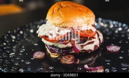Köstlicher hausgemachter veganer Burger mit pflanzlichem Patty, frischem Gemüse und spezieller Sauce. Gesund, geschmackvoll und perfekt für nachhaltiges Essen Stockfoto