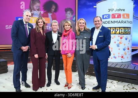 V.l. Stephan SCHMITTER, Chief Content Officer von RTL, Mareile HOEPPNER, Moderatorin, Peter Maffay, Saenger, Musiker, Uschi GGLAS, Schauspielerin, Inga LESCHEK, Chief Content Officer RTL Deutschland Wolfram KONS, Moderatorin, praesentieren die Spendensumme 23.077.166 Euro, 30. RTL Spendenmarathon Wir helfen Kindern , Fernsehen, 20.-21.11.2025 in Hürth, Deutschland, *** von links Stephan SCHMITTER, Chief Content Officer von RTL, Mareile HOEPPNER, Moderator, Peter Maffay, Sänger, Musiker, Uschi GGLAS, Schauspielerin, Inga LESCHEK, Chief Content Officer RTL Germany Wolfram KONS, Moderatorin, präsentieren die DO Stockfoto