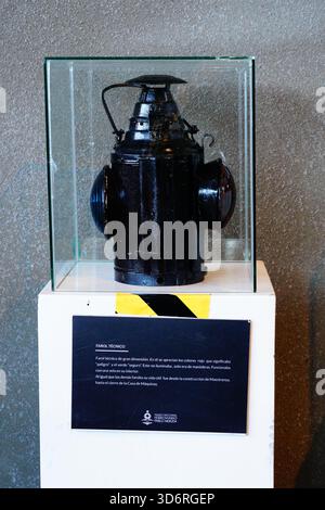 Große technische Laterne, die beim Bau der Werkstatt bis zur Schließung des Motorenhauses im Pablo Neruda National Railway Museum verwendet wurde Stockfoto