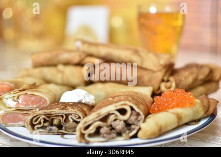 Pfannkuchen mit rotem Kaviar, mit Fleisch gefüllte Pfannkuchen und rote Fischbrötchen Stockfoto