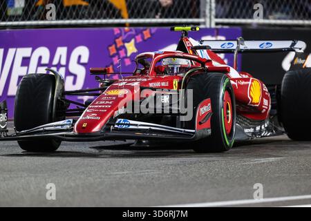 Las Vegas, NV, USA. November 2025. Scuderia Ferrari HP, Ferrari-Pilot Lewis Hamilton (44) fährt während des dritten Trainings beim Formel 1 Heineken Las Vegas Grand Prix in Las Vegas, NV. Christopher Trim/CSM/Alamy Live News Stockfoto