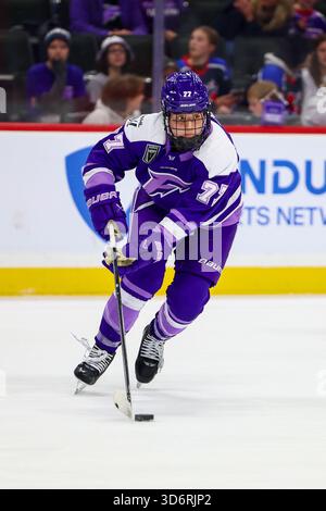 St. Paul, Minnesota, USA. November 2025. Minnesota Frost Forward BRITTA CURL-SALEMME (77) Skates mit dem Puck. Die Minnesota Frost und die Toronto Zeptres standen am 21. November bei der in St. Paul Minnesota aufeinander. Die Torontos siegten mit 2:1. (Kreditbild: © Michael Turner/ZUMA Press Wire) NUR REDAKTIONELLE VERWENDUNG! Nicht für kommerzielle ZWECKE! Stockfoto