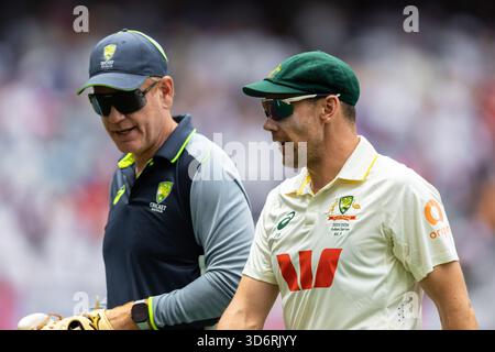 Perth, Australien. November 2025. Scott Boland und Head Coach von Australien Andrew McDonald während des NRMA Insurance Ashes First Test Day 2 Australien vs England im Optus Stadium, Perth, Australien, 22. November 2025 (Foto: Santanu Banik/News Images) *** GER AUT SUI OUT *** in Perth, Australien am 22.11.2025. (Foto: Santanu Banik/News Images/SIPA USA) Credit: SIPA USA/Alamy Live News Stockfoto