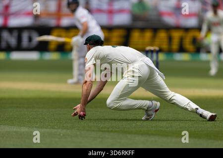 Perth, Australien. November 2025. Beau Webster of Australia wirft einen Fang während des NRMA Insurance Ashes First Test Day 2 Australien vs England im Optus Stadium, Perth, Australien, am 22. November 2025 in Perth, Australien, am 22. November 2025. (Foto: Santanu Banik/News Images/SIPA USA) Credit: SIPA USA/Alamy Live News Stockfoto