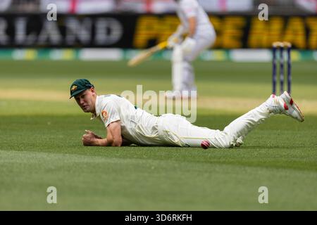 Perth, Australien. November 2025. Beau Webster of Australia wirft einen Fang während des NRMA Insurance Ashes First Test Day 2 Australien vs England im Optus Stadium, Perth, Australien, 22. November 2025 (Foto: Santanu Banik/News Images) *** GER AUT SUI OUT *** in Perth, Australien am 22.11.2025. (Foto: Santanu Banik/News Images/SIPA USA) Credit: SIPA USA/Alamy Live News Stockfoto