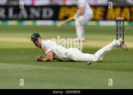 Perth, Australien. November 2025. Beau Webster of Australia wirft einen Fang während des NRMA Insurance Ashes First Test Day 2 Australien vs England im Optus Stadium, Perth, Australien, 22. November 2025 (Foto: Santanu Banik/News Images) *** GER AUT SUI OUT *** in Perth, Australien am 22.11.2025. (Foto: Santanu Banik/News Images/SIPA USA) Credit: SIPA USA/Alamy Live News Stockfoto