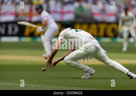 Perth, Australien. November 2025. Beau Webster of Australia taucht, um den Ball während des NRMA Insurance Ashes First Test Day 2 Australien gegen England im Optus Stadium, Perth, Australien, 22. November 2025 (Foto: Santanu Banik/News Images) *** GER AUT SUI OUT *** in Perth, Australien am 22.11.2025. (Foto: Santanu Banik/News Images/SIPA USA) Credit: SIPA USA/Alamy Live News Stockfoto