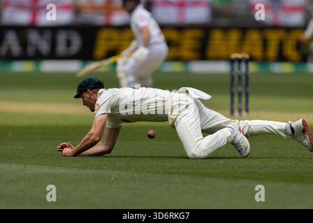 Perth, Australien. November 2025. Beau Webster of Australia wirft einen Fang während des NRMA Insurance Ashes First Test Day 2 Australien vs England im Optus Stadium, Perth, Australien, 22. November 2025 (Foto: Santanu Banik/News Images) *** GER AUT SUI OUT *** in Perth, Australien am 22.11.2025. (Foto: Santanu Banik/News Images/SIPA USA) Credit: SIPA USA/Alamy Live News Stockfoto
