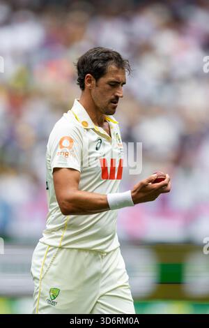 Perth, Australien. November 2025. Mitch Starc aus Australien im Vorfeld des NRMA Insurance Ashes First Test Day 2 Australien gegen England im Optus Stadium, Perth, Australien, 22. November 2025 (Foto: Santanu Banik/News Images) *** GER AUT SUI OUT *** in Perth, Australien am 22.11.2025. (Foto: Santanu Banik/News Images/SIPA USA) Credit: SIPA USA/Alamy Live News Stockfoto