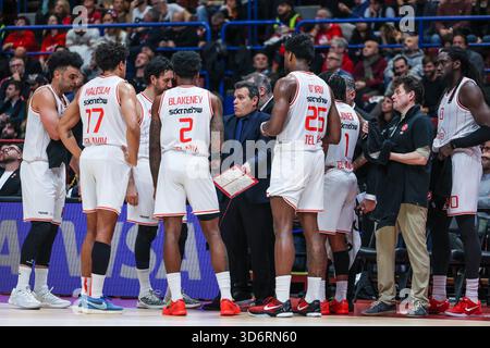 Dimitris Itoudis Head Coach von Hapoel IBI Tel Aviv spricht mit seinen Spielern während der regulären Saison der Turkish Airlines EuroLeague 2025/26 Runde 12 zwischen EA7 Emporio Armani Milan und Hapoel IBI Tel Aviv auf dem Unipol Forum in Mailand. Endergebnis EA7 Emporio Arman Stockfoto