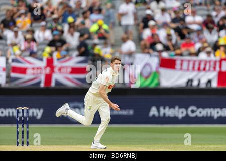 Perth, Australien. November 2025. Brendan Doggett of Australia Bowls während des NRMA Insurance Ashes First Test Day 2 Australien vs England im Optus Stadium, Perth, Australien, 22. November 2025 (Foto: Santanu Banik/News Images) *** GER AUT SUI OUT *** in Perth, Australien am 22.11.2025. (Foto: Santanu Banik/News Images/SIPA USA) Credit: SIPA USA/Alamy Live News Stockfoto