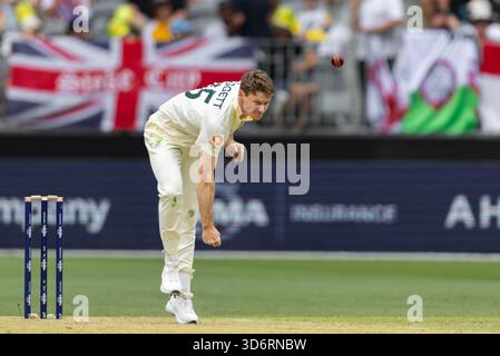 Perth, Australien. November 2025. Brendan Doggett of Australia Bowls während des NRMA Insurance Ashes First Test Day 2 Australien vs England im Optus Stadium, Perth, Australien, 22. November 2025 (Foto: Santanu Banik/News Images) *** GER AUT SUI OUT *** in Perth, Australien am 22.11.2025. (Foto: Santanu Banik/News Images/SIPA USA) Credit: SIPA USA/Alamy Live News Stockfoto