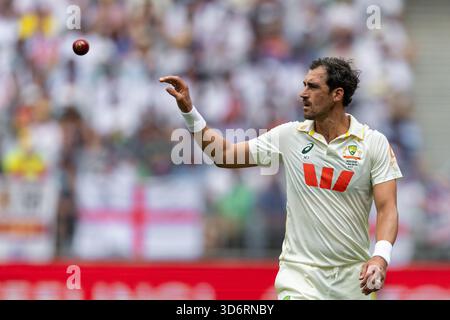 Perth, Australien. November 2025. Mitch Starc aus Australien im Vorfeld des NRMA Insurance Ashes First Test Day 2 Australien gegen England im Optus Stadium, Perth, Australien, 22. November 2025 (Foto: Santanu Banik/News Images) *** GER AUT SUI OUT *** in Perth, Australien am 22.11.2025. (Foto: Santanu Banik/News Images/SIPA USA) Credit: SIPA USA/Alamy Live News Stockfoto
