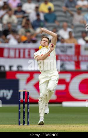 Perth, Australien. November 2025. Brendan Doggett aus Australien läuft beim NRMA Insurance Ashes First Test Day 2 Australien gegen England im Optus Stadium, Perth, Australien, 22. November 2025 (Foto: Santanu Banik/News Images) *** GER AUT SUI OUT *** in Perth, Australien am 22.11.2025. (Foto: Santanu Banik/News Images/SIPA USA) Credit: SIPA USA/Alamy Live News Stockfoto
