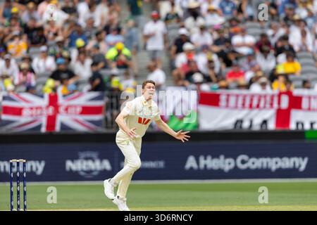 Perth, Australien. November 2025. Brendan Doggett von Australien appelliert während des NRMA Insurance Ashes First Test Day 2 Australien gegen England im Optus Stadium, Perth, Australien, 22. November 2025 (Foto: Santanu Banik/News Images) *** GER AUT SUI OUT *** in Perth, Australien am 22.11.2025. (Foto: Santanu Banik/News Images/SIPA USA) Credit: SIPA USA/Alamy Live News Stockfoto