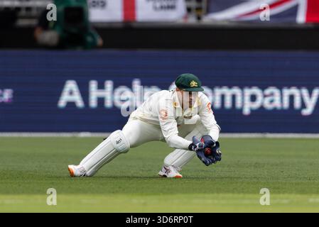 Perth, Australien. November 2025. Alex Carey aus Australien sammelt einen Ball während des NRMA Insurance Ashes First Test Day 2 Australien gegen England im Optus Stadium, Perth, Australien, 22. November 2025 (Foto: Santanu Banik/News Images) *** GER AUT SUI OUT *** in Perth, Australien am 22.11.2025. (Foto: Santanu Banik/News Images/SIPA USA) Credit: SIPA USA/Alamy Live News Stockfoto