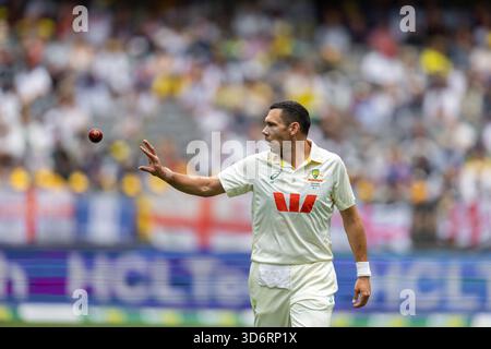 Perth, Australien. November 2025. Scott Boland aus Australien im Vorfeld des NRMA Insurance Ashes First Test Day 2 Australien gegen England im Optus Stadium, Perth, Australien, 22. November 2025 (Foto: Santanu Banik/News Images) *** GER AUT SUI OUT *** in Perth, Australien am 22.11.2025. (Foto: Santanu Banik/News Images/SIPA USA) Credit: SIPA USA/Alamy Live News Stockfoto