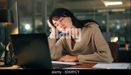 Schlaf, Nacht oder Frau im Büro mit Laptop, überarbeitet oder Gehirnnebel im Marketingprojekt. Nickerchen, Ermüdung und Creative Director in der Agentur mit Technik Stockfoto