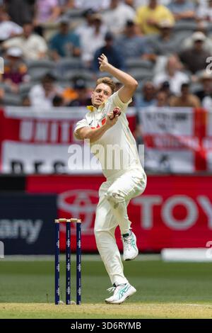 Perth, Australien. November 2025. Cameron Green of Australia Bowls während des NRMA Insurance Ashes First Test Day 2 Australien vs England im Optus Stadium, Perth, Australien, 22. November 2025 (Foto: Santanu Banik/News Images) *** GER AUT SUI OUT *** in Perth, Australien am 22.11.2025. (Foto: Santanu Banik/News Images/SIPA USA) Credit: SIPA USA/Alamy Live News Stockfoto