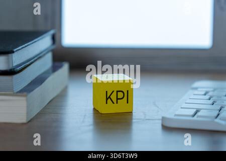 Ein gelber Holzblock mit der Aufschrift „KPI“ auf einem Holztisch. Leistungskennzahl, Produktivitätskonzept. Stockfoto