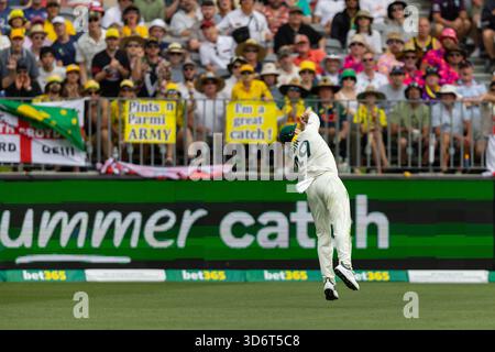 Perth, Australien. November 2025. Steve Smith (c) aus Australien macht einen Fang während des NRMA Insurance Ashes First Test Day 2 Australien vs England im Optus Stadium, Perth, Australien, 22. November 2025 (Foto: Santanu Banik/News Images) *** GER AUT SUI OUT *** in Perth, Australien am 22.11.2025. (Foto: Santanu Banik/News Images/SIPA USA) Credit: SIPA USA/Alamy Live News Stockfoto