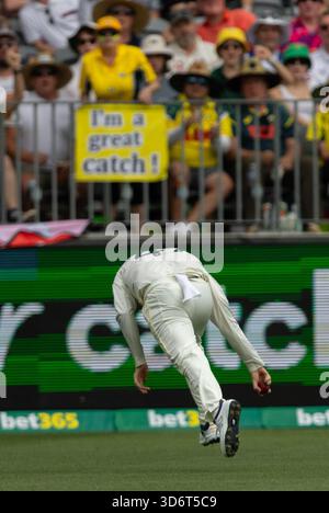 Perth, Australien. November 2025. Steve Smith (c) aus Australien macht einen Fang während des NRMA Insurance Ashes First Test Day 2 Australien vs England im Optus Stadium, Perth, Australien, 22. November 2025 (Foto: Santanu Banik/News Images) *** GER AUT SUI OUT *** in Perth, Australien am 22.11.2025. (Foto: Santanu Banik/News Images/SIPA USA) Credit: SIPA USA/Alamy Live News Stockfoto