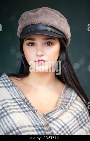 Schöne Frau, Blick in die Kamera Stockfoto