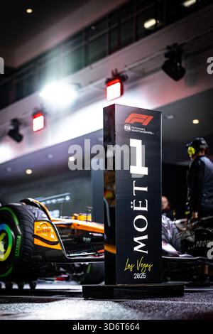 Paradies, Etats Unis. November 2025. NORRIS Lando (gbr), McLaren F1 Team MCL39, Porträt während des Formel-1-Grand Prix von Las Vegas 2025, 22. Runde der FIA Formel-1-Weltmeisterschaft 2025 vom 21. Bis 23. November 2025 auf dem Las Vegas Strip Circuit in Paradise, Nevada, USA - Foto André Ferreira/DPPI Credit: DPPI Media/Alamy Live News Stockfoto