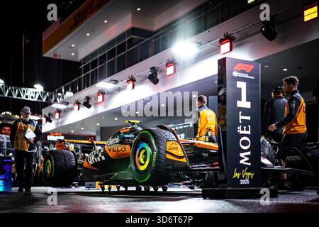 Paradies, Etats Unis. November 2025. NORRIS Lando (gbr), McLaren F1 Team MCL39, Porträt während des Formel-1-Grand Prix von Las Vegas 2025, 22. Runde der FIA Formel-1-Weltmeisterschaft 2025 vom 21. Bis 23. November 2025 auf dem Las Vegas Strip Circuit in Paradise, Nevada, USA - Foto André Ferreira/DPPI Credit: DPPI Media/Alamy Live News Stockfoto