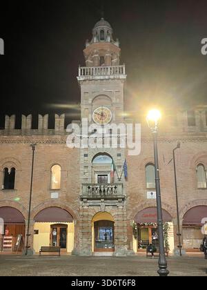 Uhrenturm der mittelalterlichen Stadt Cento, Ferrara, Italien Stockfoto