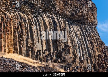 Palisades säulenförmiges Basaltgestein über dem South Fork Crooked River am Lower Palisades Campground, südlich von Prineville, High Desert Region, Oregon, USA Stockfoto
