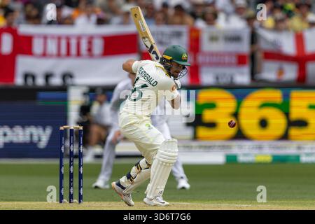 Perth, Australien. November 2025. Jake Weatherald aus Australien verlässt den Ball während des NRMA Insurance Ashes First Test Day 2 Australien gegen England im Optus Stadium, Perth, Australien, 22. November 2025 (Foto: Santanu Banik/News Images) *** GER AUT SUI OUT *** in Perth, Australien am 22.11.2025. (Foto: Santanu Banik/News Images/SIPA USA) Credit: SIPA USA/Alamy Live News Stockfoto