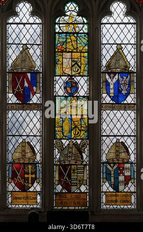 Buntglasfenster zum Gedenken an frühere Bischöfe von London, All Saints christian Church, Fulham, England. Stockfoto