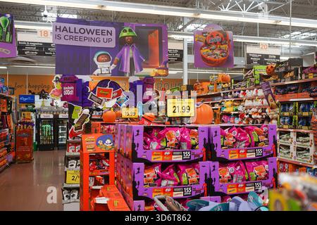 Saisonaler Gang mit Halloween-Dekoration, Dekor und Süßigkeiten in einem Smith's Supermarkt in Albuquerque, New Mexico, USA Stockfoto