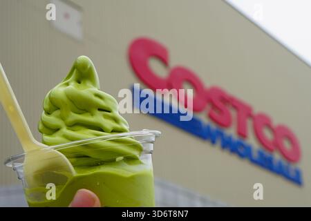 Matcha Softeis von Costco Japan in Hiroshima, Japan Stockfoto