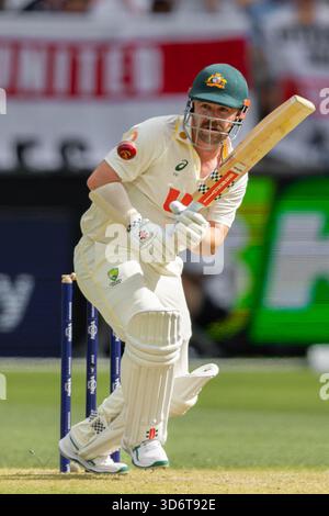 Perth, Australien. November 2025. Travis Head of Australia spielt beim NRMA Insurance Ashes First Test Day 2 Australien gegen England im Optus Stadium, Perth, Australien, 22. November 2025 (Foto: Santanu Banik/News Images) *** GER AUT SUI OUT *** in Perth, Australien am 22. November 2025. (Foto: Santanu Banik/News Images/SIPA USA) Credit: SIPA USA/Alamy Live News Stockfoto