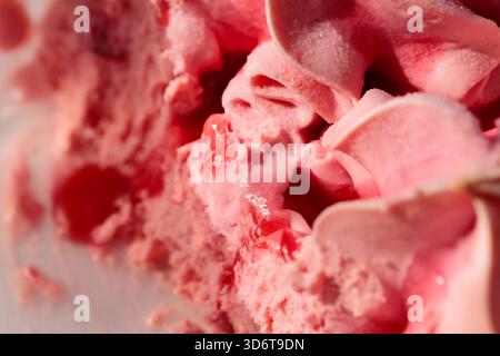 Schmelzendes Erdbeereis bei Sonnenlicht aus nächster Nähe Stockfoto