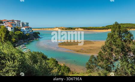 Luftaufnahme der Mündung des Mogro bei Ebbe, Kantabrien, Spanien, mit türkisfarbenem Wasser, das sich durch Sandbänke schlängelt. Stockfoto