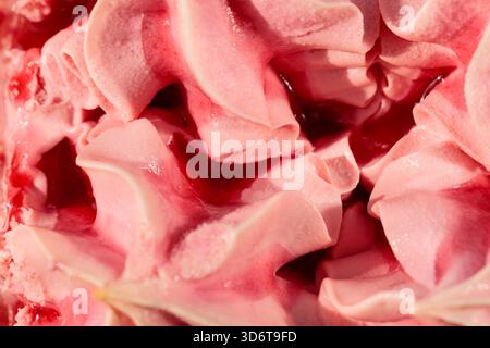 Schmelzendes Erdbeereis bei Sonnenlicht aus nächster Nähe Stockfoto