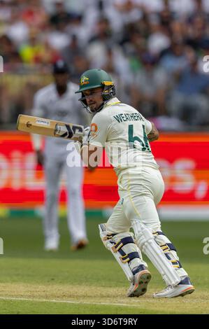 Perth, Australien. November 2025. Jake Weatherald aus Australien spielt beim NRMA Insurance Ashes First Test Day 2 Australien gegen England im Optus Stadium, Perth, Australien, 22. November 2025 (Foto: Santanu Banik/News Images) *** GER AUT SUI OUT *** in Perth, Australien am 22. November 2025. (Foto: Santanu Banik/News Images/SIPA USA) Credit: SIPA USA/Alamy Live News Stockfoto