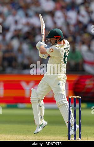 Perth, Australien. November 2025. Travis Head of Australia spielt beim NRMA Insurance Ashes First Test Day 2 Australien gegen England im Optus Stadium, Perth, Australien, 22. November 2025 (Foto: Santanu Banik/News Images) *** GER AUT SUI OUT *** in Perth, Australien am 22.11.2025. (Foto: Santanu Banik/News Images/SIPA USA) Credit: SIPA USA/Alamy Live News Stockfoto
