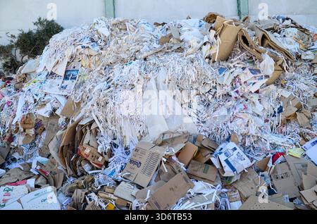 Riesige Mengen Altpapier, geschredderte Dokumente und Kartons, die separat in einem Recyclingzentrum gesammelt und verarbeitet werden können. Stockfoto