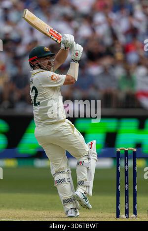 Perth, Australien. November 2025. Travis Head of Australia spielt beim NRMA Insurance Ashes First Test Day 2 Australien gegen England im Optus Stadium, Perth, Australien, 22. November 2025 (Foto: Santanu Banik/News Images) *** GER AUT SUI OUT *** in Perth, Australien am 22.11.2025. (Foto: Santanu Banik/News Images/SIPA USA) Credit: SIPA USA/Alamy Live News Stockfoto