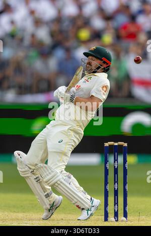 Perth, Australien. November 2025. Travis Head of Australia spielt und verpasst einen Ball während des NRMA Insurance Ashes First Test Day 2 Australien gegen England im Optus Stadium, Perth, Australien, 22. November 2025 (Foto: Santanu Banik/News Images) *** GER AUT SUI OUT *** in Perth, Australien am 22.11.2025. (Foto: Santanu Banik/News Images/SIPA USA) Credit: SIPA USA/Alamy Live News Stockfoto