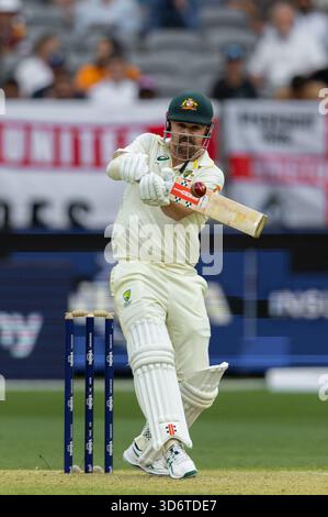 Perth, Australien. November 2025. Travis Head of Australia spielt beim NRMA Insurance Ashes First Test Day 2 Australien gegen England im Optus Stadium, Perth, Australien, 22. November 2025 (Foto: Santanu Banik/News Images) *** GER AUT SUI OUT *** in Perth, Australien am 22.11.2025. (Foto: Santanu Banik/News Images/SIPA USA) Credit: SIPA USA/Alamy Live News Stockfoto