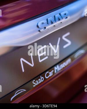 Trollhättan, Schweden - 28. Juni 2024: Heck-Logo eines Saab Retroturbo-Autos von NEVS Stockfoto